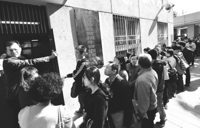 北京市西城区教育考试中心义务教育招生咨询接待室门前,报名家长排起了长队。资料图片 北京市西城区教育考试中心义务教育招生咨询接待室门前,报名家长排起了长队。资料图片