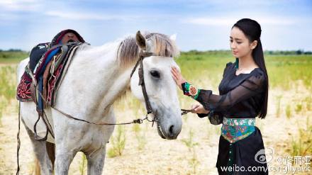 佟丽娅穿民族服饰英姿飒爽 骑马张弓射箭(图)