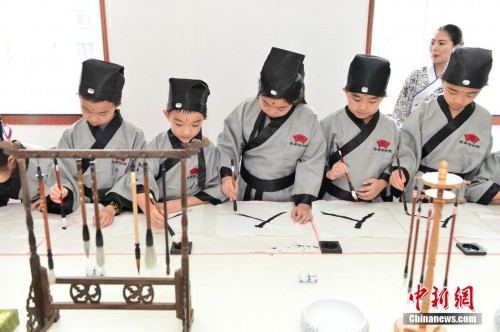 三峡百名学童行“开笔礼”弘扬传统文化