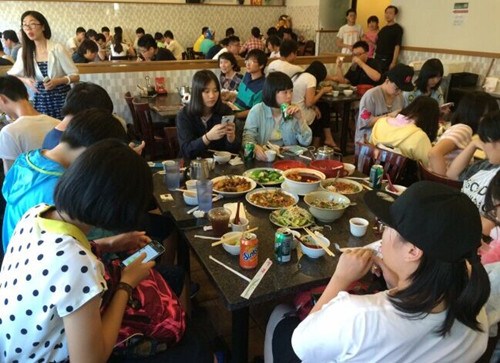 中国小游学生暑期蜂拥赴美花钱不手软乐坏商家