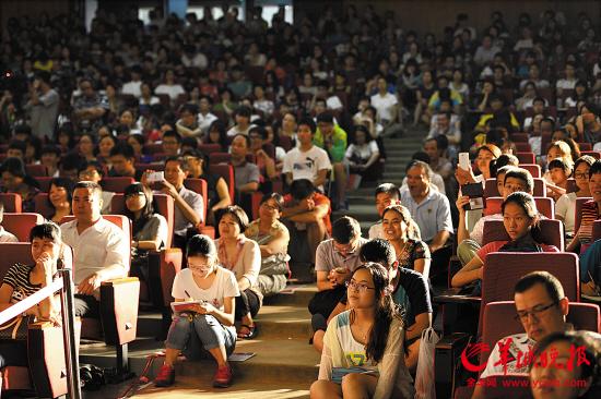 25日,第十届广东省高考高分考生报告会在华工举行,场面火爆