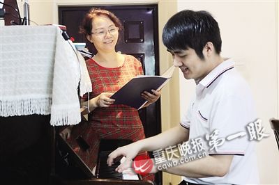 妈妈陪伴失明儿子学钢琴儿子:妈妈就是我的眼