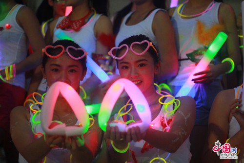 青春荧光夜跑 四川一高校创新开启开学第一课