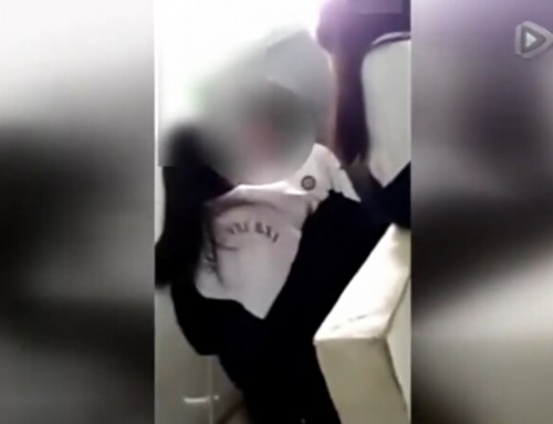 女孩遭女同学暴打扇耳光脚踹 多名女生嬉笑围