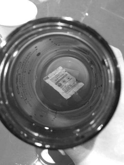 顾客餐厅喝出干燥剂索赔50万 店方认错愿赔5千元 顾客餐厅喝出干燥剂索赔50万 店方认错愿赔5千元