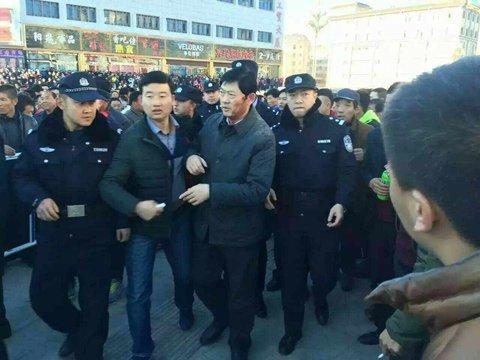 中学生坠亡引群聚 官方称家属与超市签订协议 中学生坠亡引群聚 官方称家属与超市签订协议