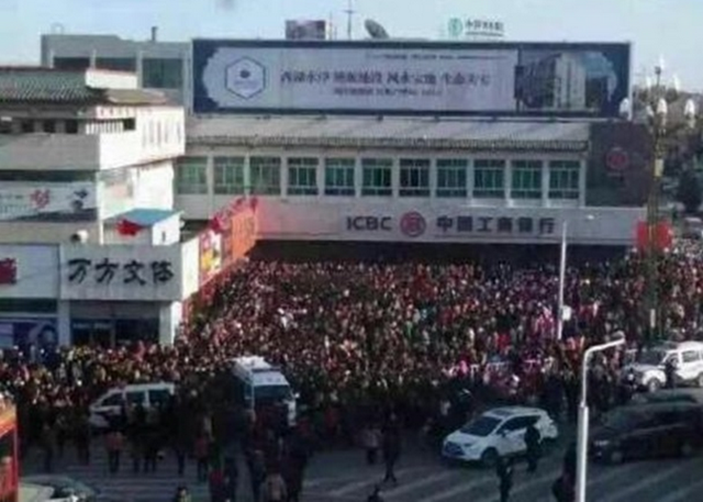 中学生坠亡引群聚 官方称家属与超市签订协议 中学生坠亡引群聚 官方称家属与超市签订协议