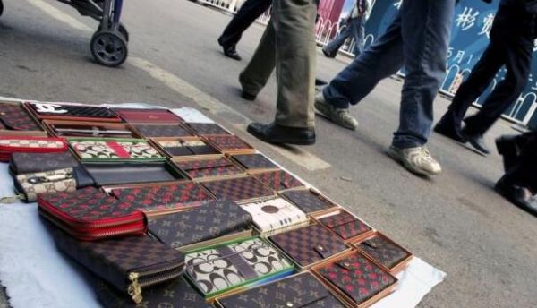 ������̳�ϰڷŵķ�ð��·�����Ǻ�Coach�ְ���ͼƬ��Դ���磩