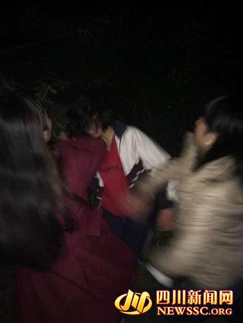 С���ĸ����Ůʿ˵���·����죬����һ��Ů����������Ƶ���������������ܷ��߹�ͼ��