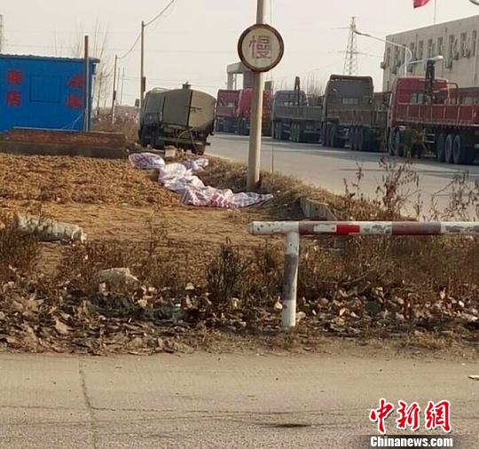 һ����װ�ļ��ͳ�ͣ�ڹ�·�ԣ�׼��Ϊ�����������͡������� ��