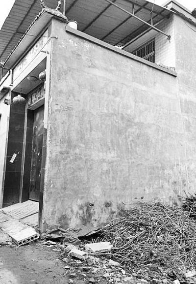 李晓阳跳下来的位置位于家里的二楼平台上,距离地面五六米高。