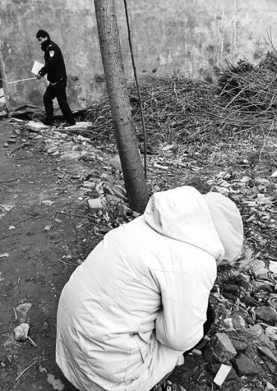 案发现场附近,死者的姐姐在痛哭。