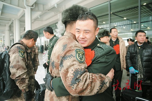 资料图:退伍老兵踏上归途。