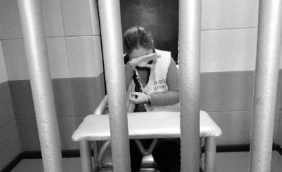 提到父母,她没有忍住泪水。