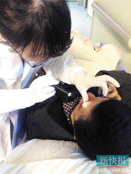 奥迪司机违章剐蹭小车 欲离开被拦暴打对方夫妇 奥迪司机违章剐蹭小车 欲离开被拦暴打对方夫妇