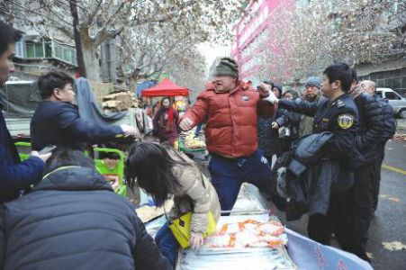 执法人员查违规计量秤 摊主:信不信我敢弄死你 执法人员查违规计量秤 摊主:信不信我敢弄死你