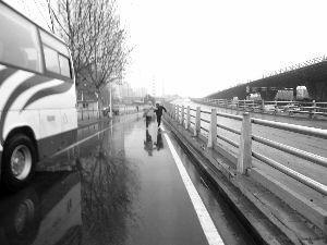 出租车司机勾结黄牛宰客 170元车程收380元 出租车司机勾结黄牛宰客 170元车程收380元