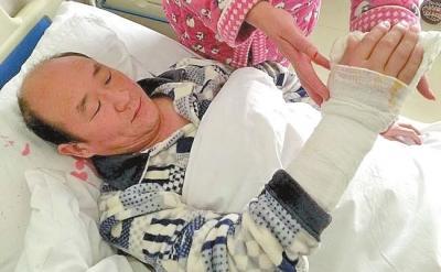 中学老师制止4名青年当街小便遭3次暴打 中学老师制止4名青年当街小便遭3次暴打