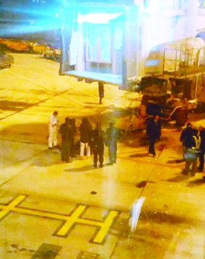 旅客因晚到机场要拦飞机掉下廊桥(图) 旅客因晚到机场要拦飞机掉下廊桥(图)