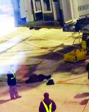 旅客因晚到机场要拦飞机掉下廊桥(图) 旅客因晚到机场要拦飞机掉下廊桥(图)