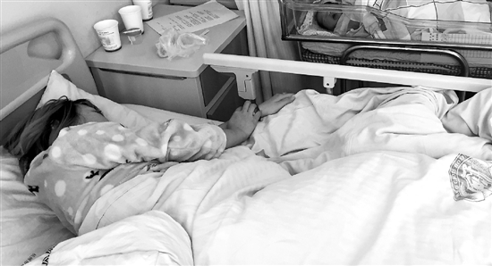 -8℃凌晨小巷孕妇突然生产 路人守护她到医院 -8℃凌晨小巷孕妇突然生产 路人守护她到医院