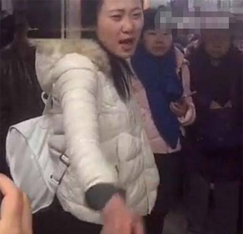 女子斥北京医院票贩