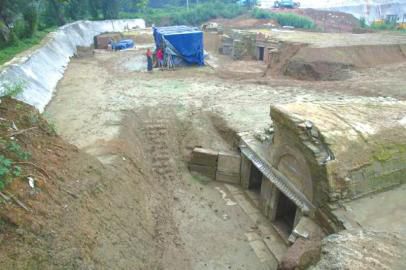 �����Ĺ��Ⱥ�У���λ�¹ٺ��ѵ�˫�Һ���Ĺ��