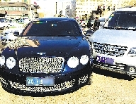 昨日中午,一辆面包车在拐弯时拦腰撞上一辆正常行驶的宾利轿车的驾驶室门,只买了交强险的面包车司机当时就蒙了。