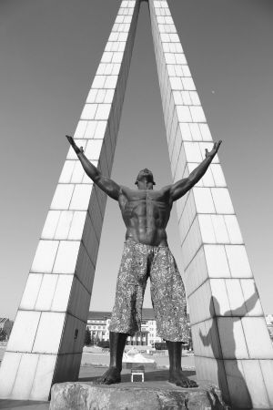 长春文化广场“裸男” 被恶搞 穿东北花色七分裤