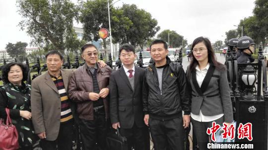 图为陈满与其大哥大嫂和辩护律师合影。 付美斌摄
