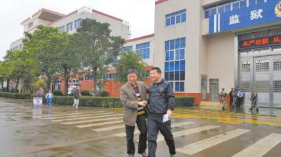 2月1日上午,陈满(左)走出监狱大门,大哥立马冲上去拉住他的手。