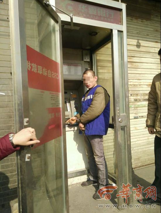 为了“弄点钱,好好过个年。”,3名狱友租车抢劫夜行女,之后又将其非法拘禁在宾馆欲施强奸。为保清白,受害女子从宾馆三楼跳下致重伤。近日,涉案3人被陆续抓获。