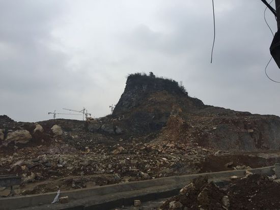 王亮家被拆迁房屋的地方已是一片废墟