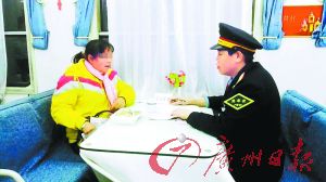 叶女士跟列车长诉说遭遇。