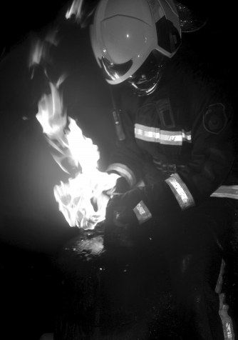 消防员将煤气罐抱出,随后进行冷却处理。消防供图