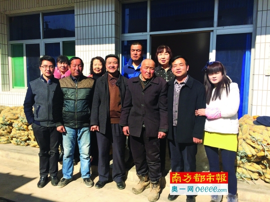 大年初一下午,在长武县鸦儿沟村,张宽理一家合影。