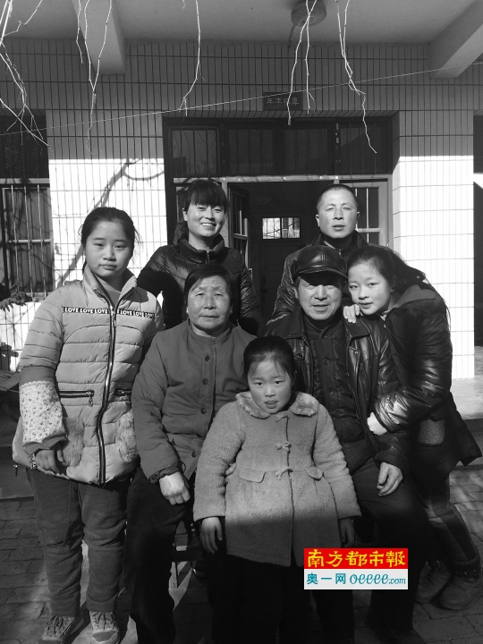 除夕,孝村赵永忠一家合影留念。