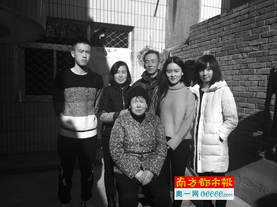 除夕下午,孝村鱼海宏一家在自家院子里合影。