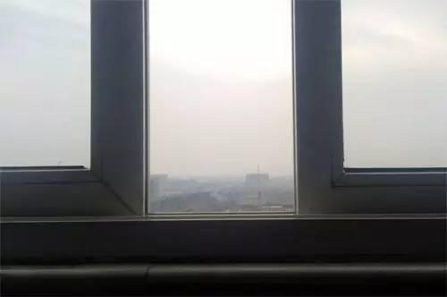 早上7点40分左右,一名女子从医院病区高层病房内跳了下来,不幸身亡。