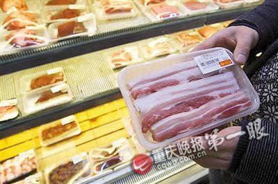 女子买排骨灯光下又红又嫩 拿回家一看灰扑扑的