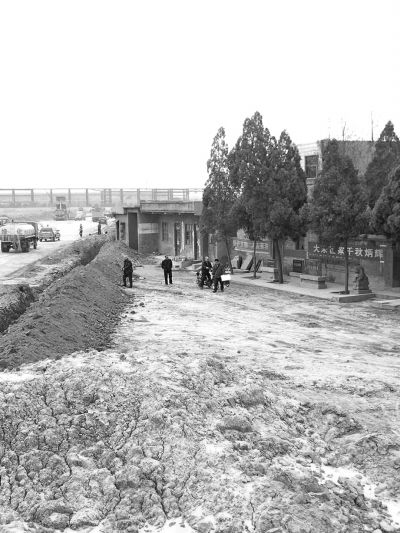 历史悠久的马固村王氏家庙与几米外的新挖道路形成反差