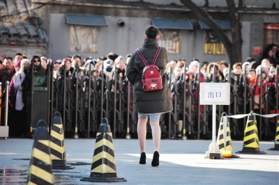 15�գ�����Ϸ��ѧԺ��һλ����ȹ�ӡ��ŵŸ߸�Ь�����ſ�ͨͼ��������տ����ڽ������Ժ�����У�ţ���������кܶ�ȴ����ӵļҳ���