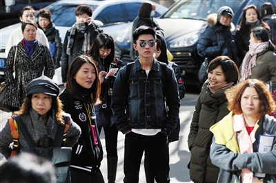 15�գ��й���ý��ѧ�տ��ֳ���һ�������ڵȴ��볡��