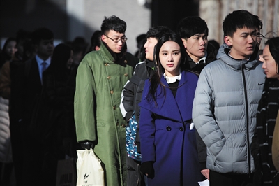 15�գ�����Ϸ��ѧԺ�������п������Ŷӵȴ����뿼����