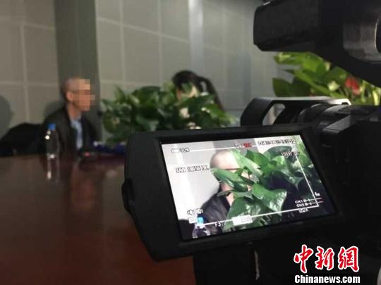 “天价鱼”消费者接受中新网记者采访唐娟摄