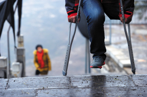 爬山的道路越艰难,山顶的景色越美,邱义松带着母亲一步步登上山顶。
