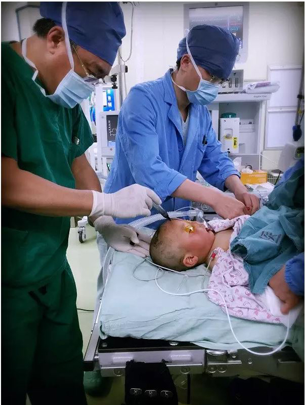 2��28�գ����ڽ��ճ��ݵĺƺƣ�������������ͬ������������Ӵӿڲ����룬ֱ�Ӳ���˱�����­�ڡ��ڵ���ҽԺ��ʾ�޷�����������£����ӵĸ�ĸ�����ϲ鵽�»�ҽԺ���ƹ����ƵĲ��������ϾȻ��������������Ϻ���