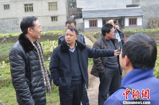 墓志铭被刻在通村公路上的人 墓志铭被刻在通村公路上的人