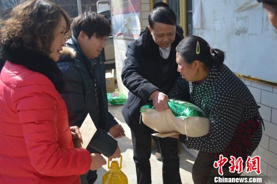 墓志铭被刻在通村公路上的人 墓志铭被刻在通村公路上的人