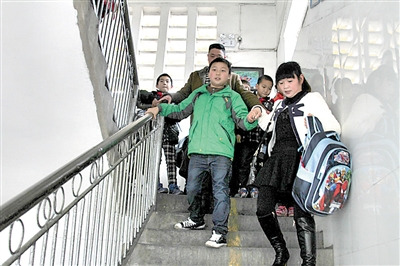 16ŮӺ󽫺ӴӶ¥仼̱ͼ